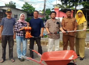 Anggota DPRD PKS Bangka Serahkan Bantuan Peralatan Kebersihan untuk Warga Sungailiat